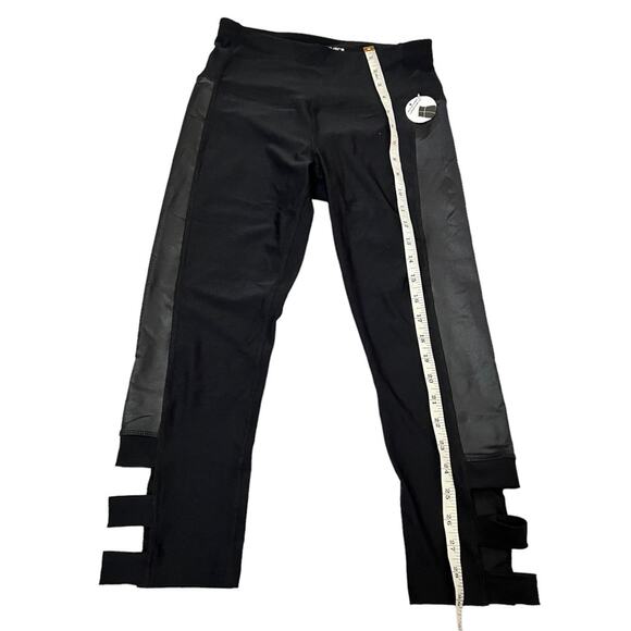 Layers Women's Capri Length Cutout Athletic Sporty  Sides Leggings Sz XS - Picture 3 of 9